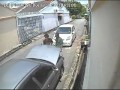 (6GAMBAR + VIDEO) Tektik pencuri kini! Kurang daripada 30 saat pencuri ini berjaya melarikan bateri sebuah kereta Proton Wira!