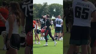 Browns And Eagles Offensive Linemen Crush Some Beers Together After Joint Practice