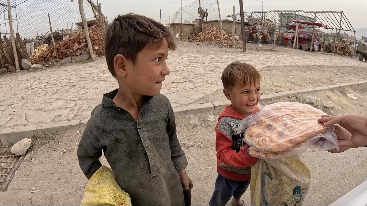 阿富汗三歲小寶拾荒養家,接過中國馕蹦跳開心呐喊!生活太難讓人無比心疼!
