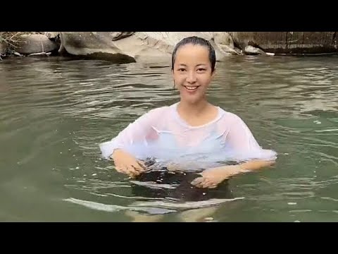 Hot Japanese girl swim in lakers BATHING IN THE RIVER | video call live 2022 Ep81