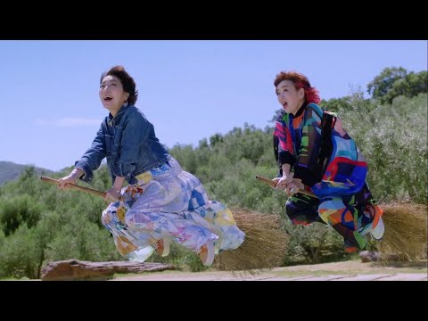 森山良子＆清水ミチコの仲良しコンビが魔女風ショットに挑戦