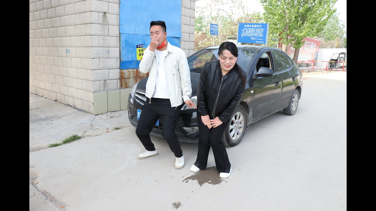 李大娘尿急打车找厕所，没想男司机的反应太有才了，结局真逗