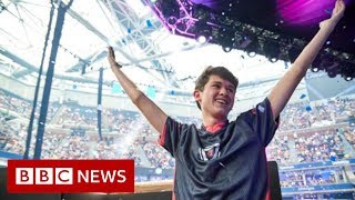 US teenager wins $3m as Fortnite world champion - BBC News screenshot 4