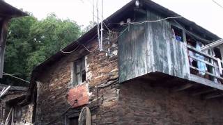 Parada de Lóuzara y su arquitectura tradicional.MP4