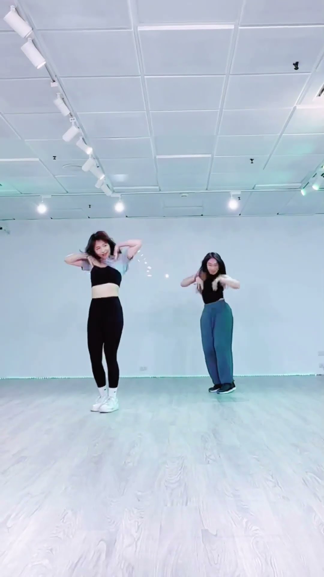 MV] HyunA(현아) _ Lip & Hip - YouTube