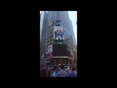 ARMY's umieściły ogromną reklamę na Times Square dla BTS z okazji ich 4 rocznicy!