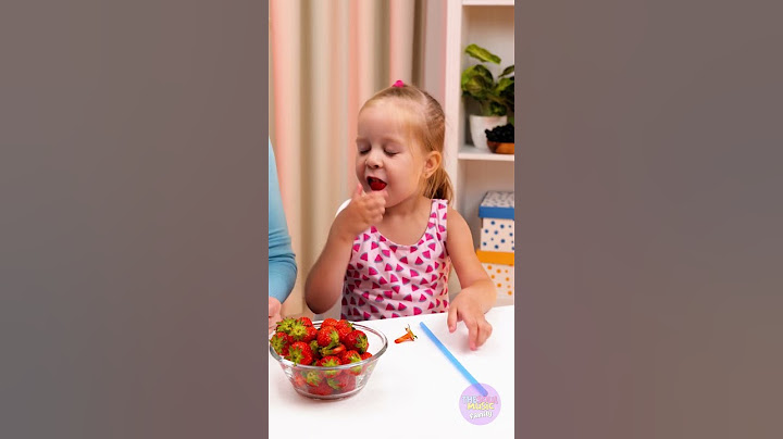 Easy strawberry eating 🍓 Kid-friendly hack #parenting