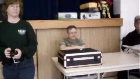 Syma X5SW Indoors Close Flying Quad on the Floor Raw Footage