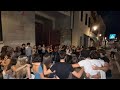 I maturandi cantano "Notte prima degli esami" e canzoni di Celentano abbracciati davanti al liceo