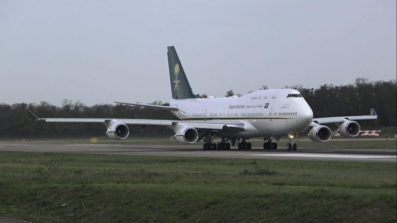 Boeing 747-400 / Saudi Arabian Government / full power take off at LFSB