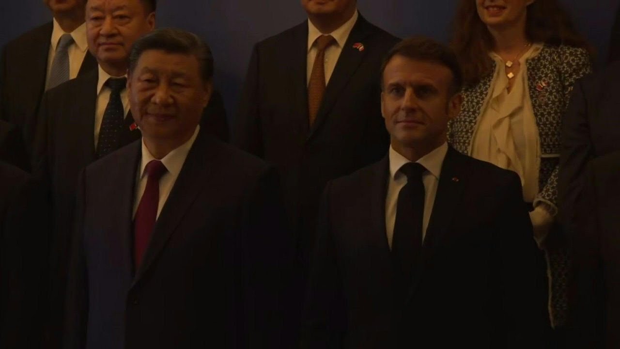 Presidents Xi and Macron pose for the media | AFP