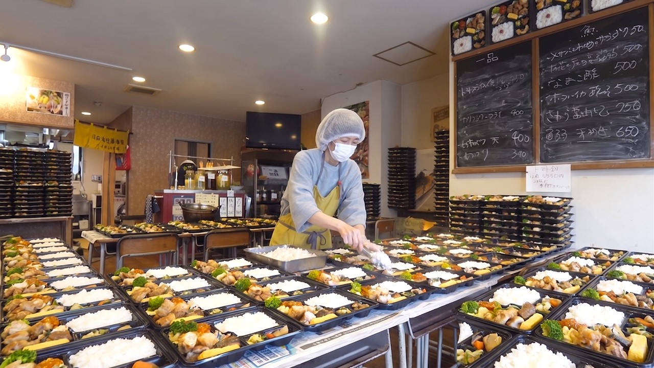 A $5 Giant Egg Omelet Made from 4 AM — This Chef Didn't Even Sleep