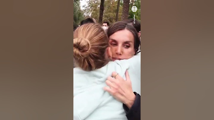 Los Reyes abrazan y consuelan a los afectados por la DANA en Paiporta #Reyes #Paiporta #DANA