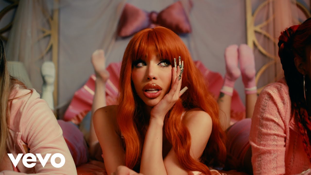 Guarda Yeri Mua, La Joaqui - Salida de Chicas (Video Oficial) su YouTube Guarda Yeri Mua, La Joaqui - Salida de Chicas (Video Oficial) su YouTube