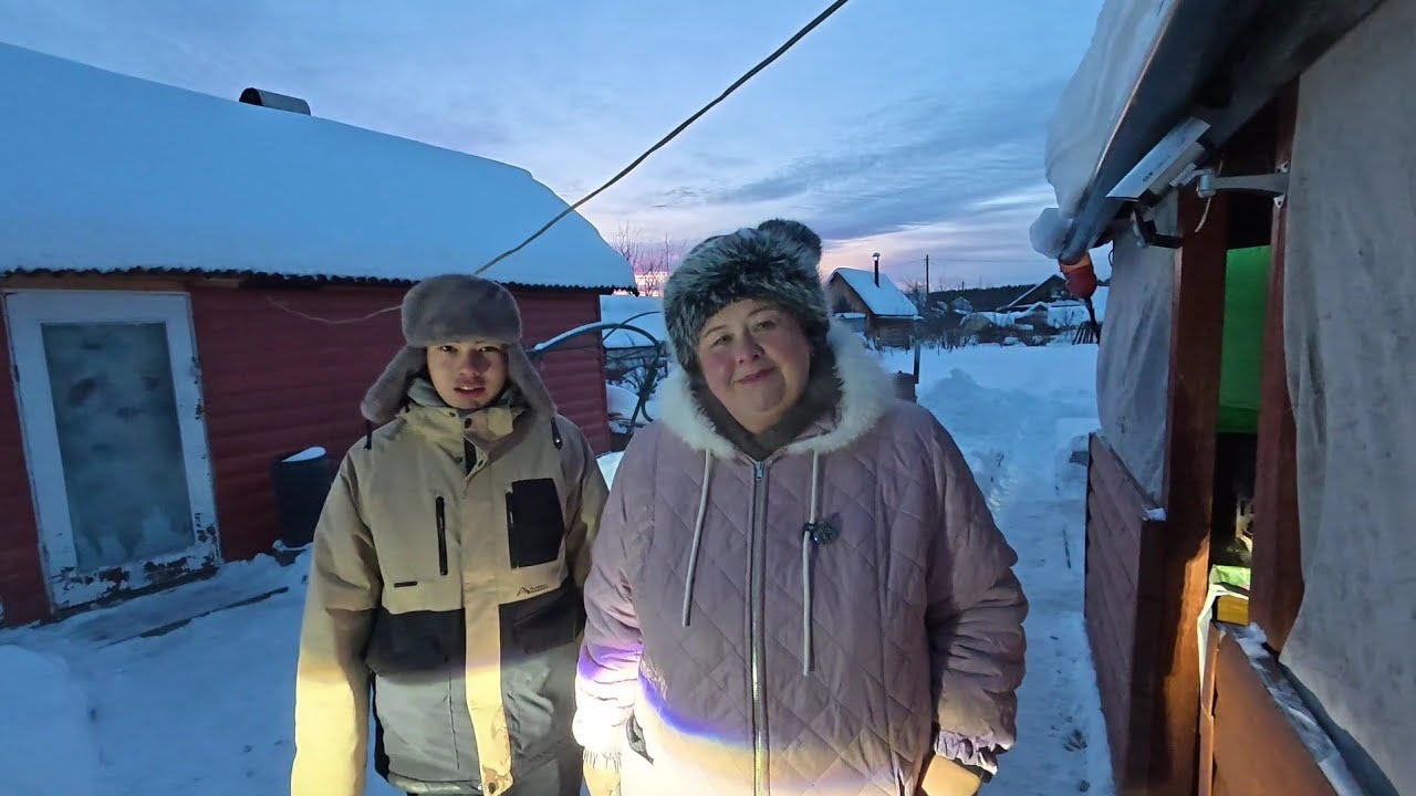На даче топим баню, жарим шашлыки.  Накрыли стол в предбаннике. 