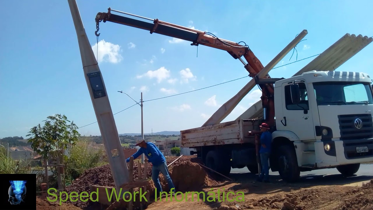 Engastando o poste padrão de energia elétrica  dentro do buraco confiram muitas dicas e sugestões