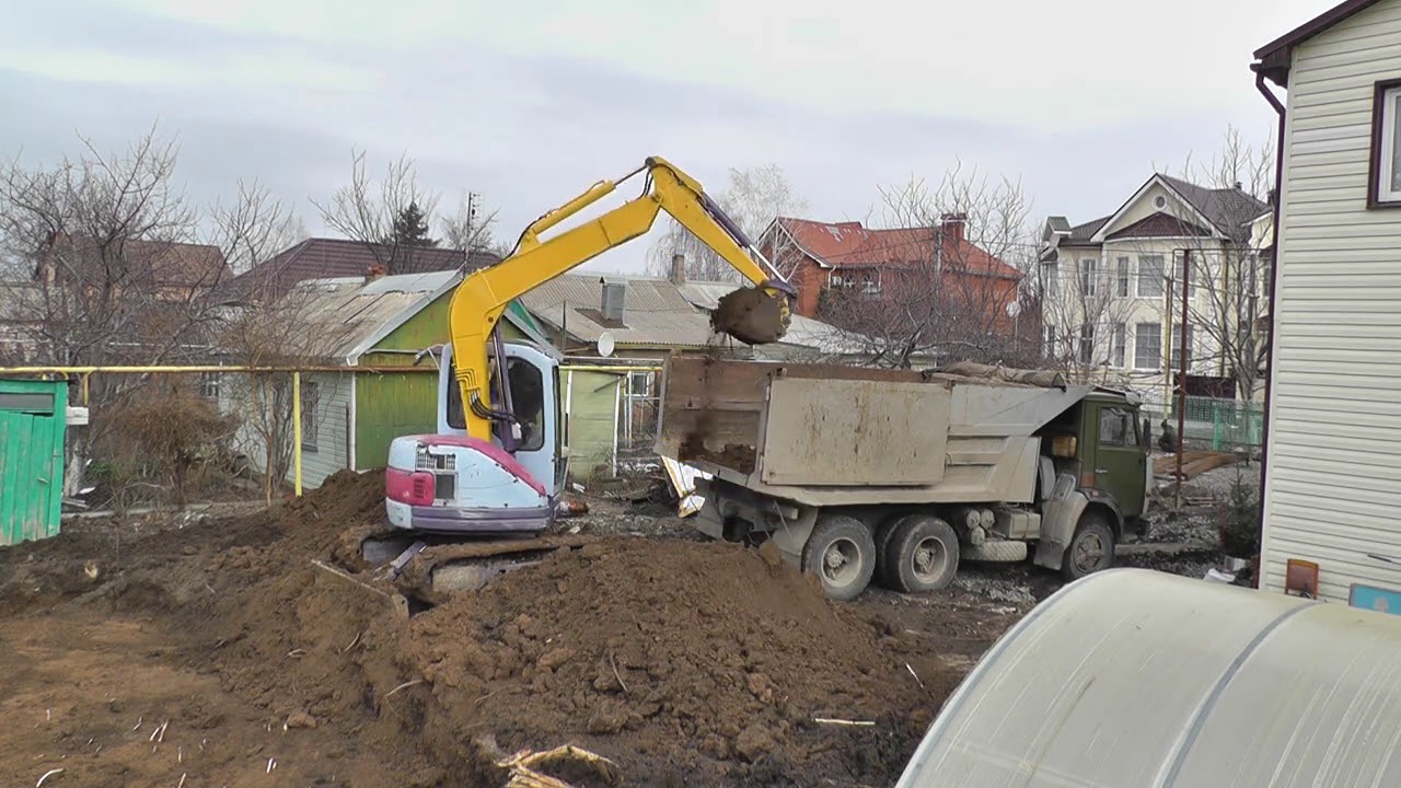 Шкрябаем котлованишеее, раскидываем мегатонны песка и щебня))). Мини экскаватор. Komatsu pc50uu2.