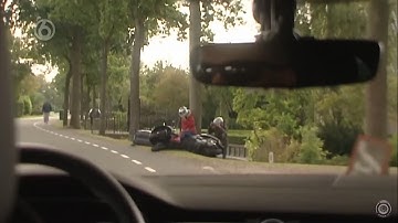 Piaggio MP3 motorscooter bestuurder zonder rijbewijs gaat op zijn bek tegen een kliko WEGMISBRUIKERS Piaggio MP3 motorscooter bestuurder zonder rijbewijs gaat op zijn bek tegen een kliko WEGMISBRUIKERS