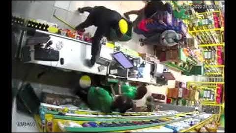 Hai tên cướp dùng súng và dao cướp siêu thị bách hoá xanh tphcm