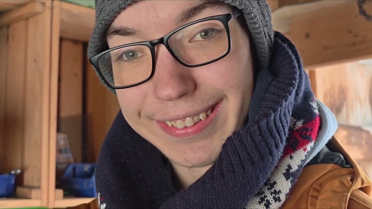 Człowiek z autyzmem, który robi w drewnie. 