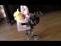 重い荷物を運ぶヒューマノイドロボット（The Humanoid robot which carries a heavy load.）