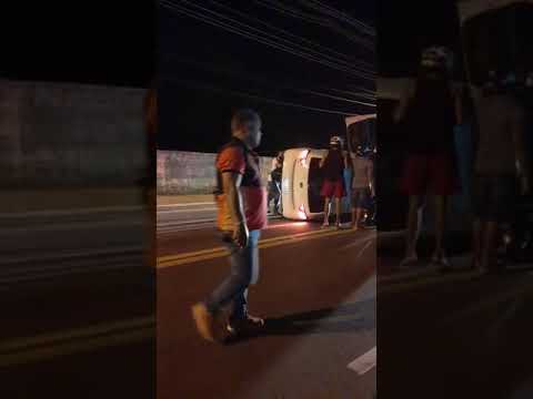 Veículo capota durante a noite em bairro de Cruzeiro do Sul