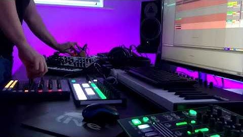 Roland JU-06 + Behringer Model D + Roland TR8 = Techno