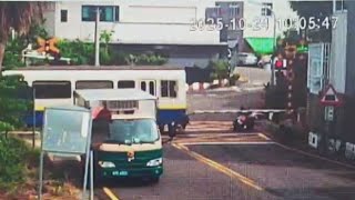 機車騎士闖平交道撞斷桿  阿里山林鐵栩悅號破損