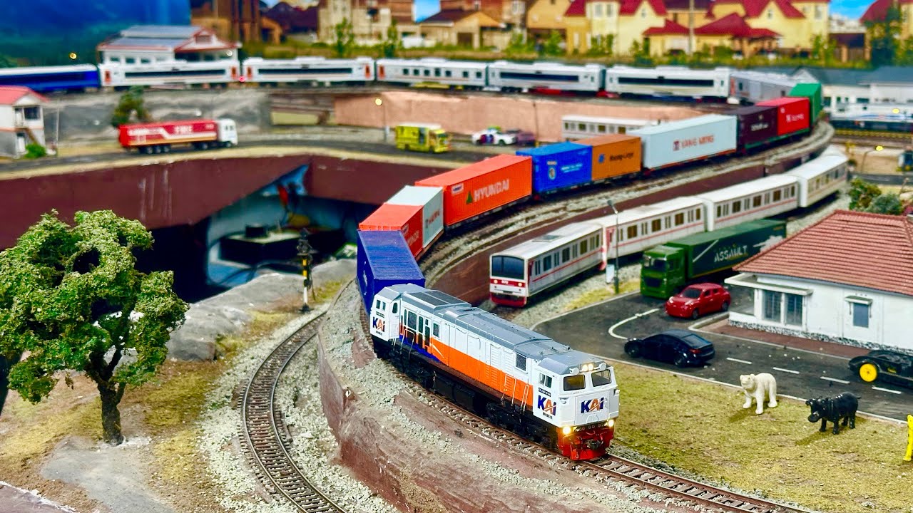 kereta api super Panjang CC206 &KRL Commuterline ngebut &Menikung Tajam anjlok menabrak banyak mobil