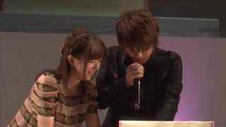 制服に興味津々な松岡くんと茅野さん