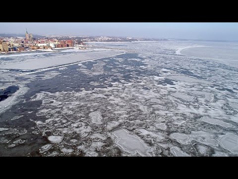 Поляки хлынули на замёрзший пляж Балтики на фоне резкого похолодания