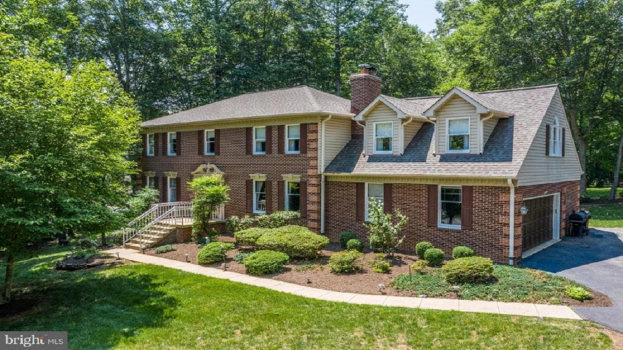 10362 BEAR CREEK DRIVE, MANASSAS, VA Presented by The Lisa Smith Team