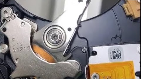Take a look inside a hard drive while it