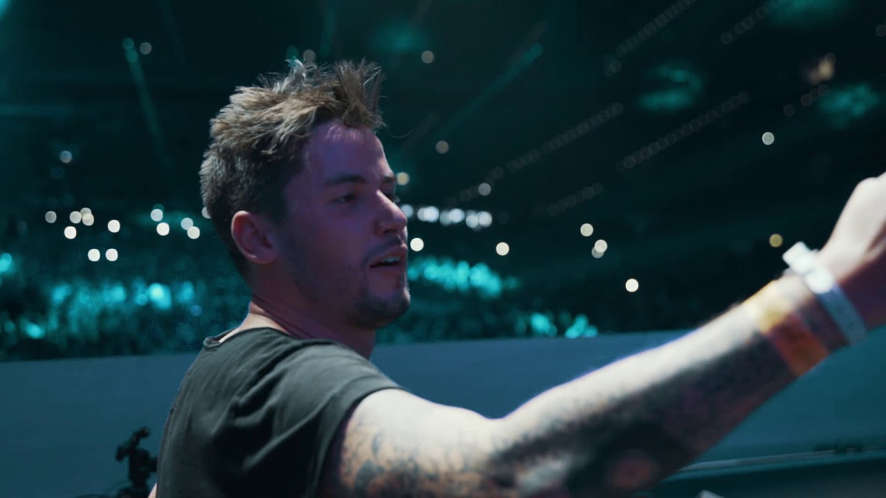 Le Shuuk LIVE with 30 000 GummyBear at WorldClubDome 