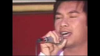 Heng Bunleap Live sings Krom Mek leur dey 