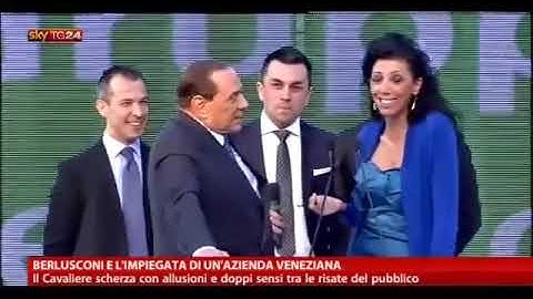 Berlusconi scherza con l'impiegata: «Lei viene? Quante volte viene?»