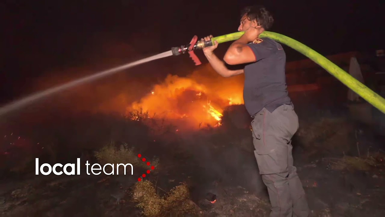 Incendio Catania, case in fiamme: la polizia all'opera con l'idrante