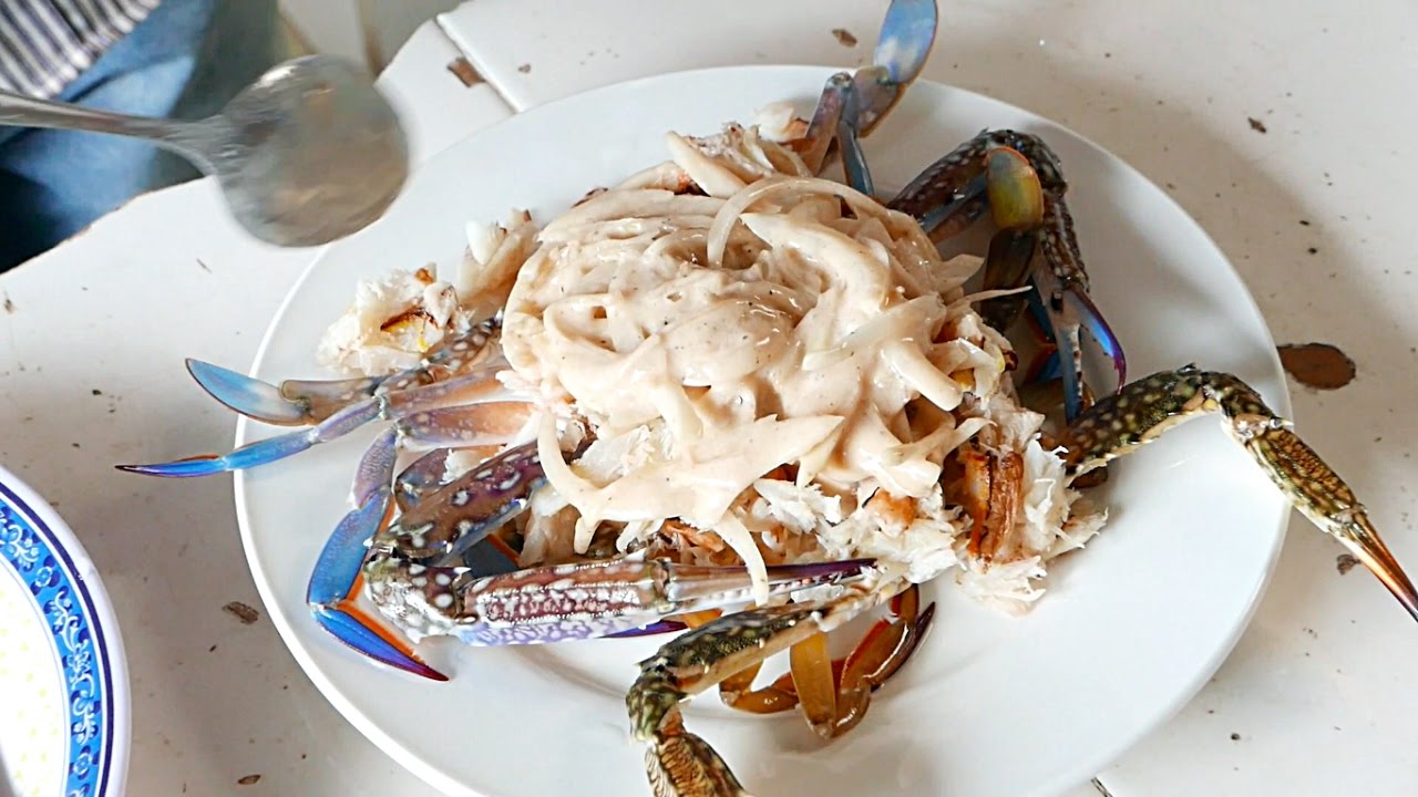 Cambodian Street Food - LIVE BLUE CRABS Kep Cambodia | Travel Thirsty