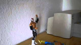 Hunico hits an Double-Underhook Powerbomb to Sin Cara