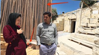 Holzunterkunft: Eine Nomadin schickt Dr. Majid in die Stadt, um Holz zu kaufen.