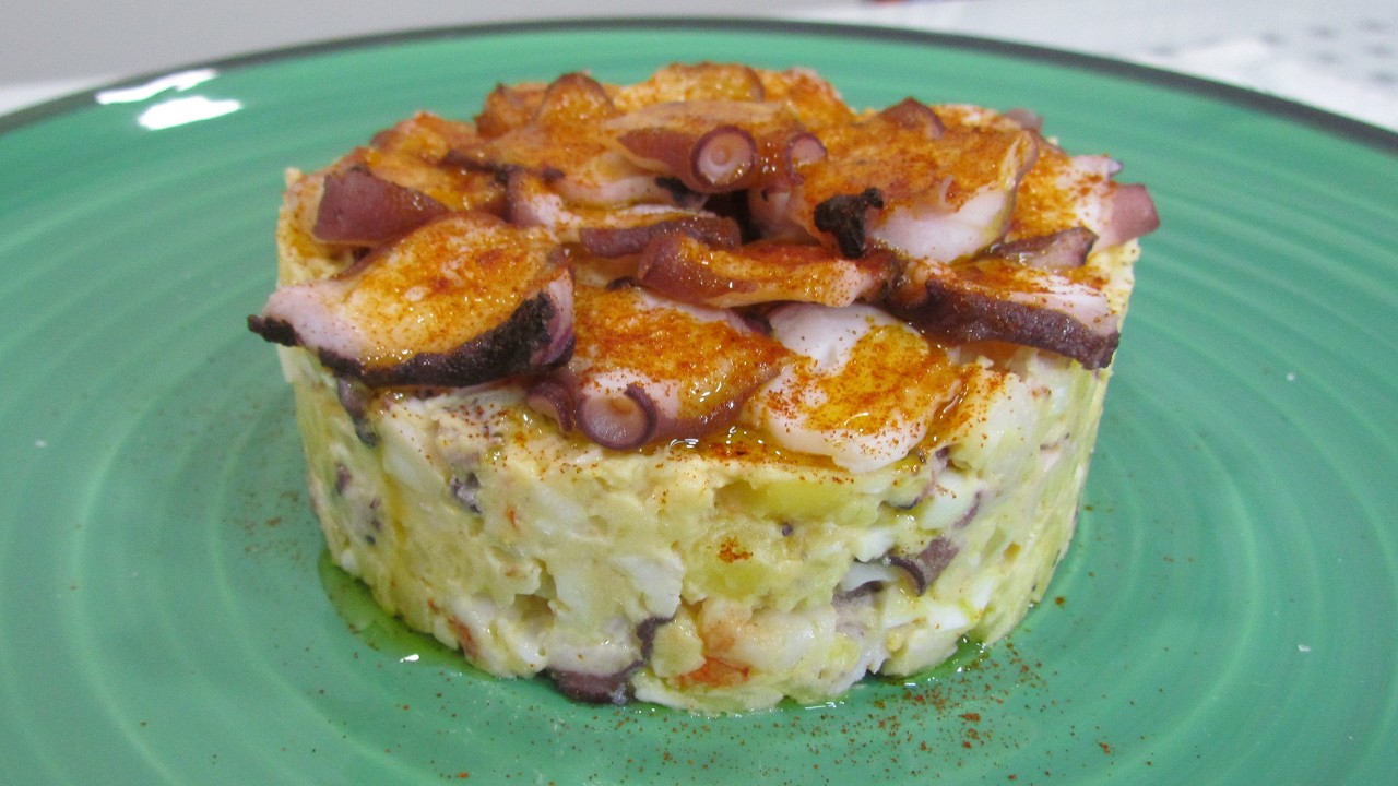 ENSALADILLA DE PULPO Y GAMBONES.