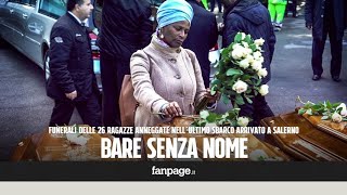 Migranti ai funerali delle donne morte in mare una rosa bianca per ogni bara