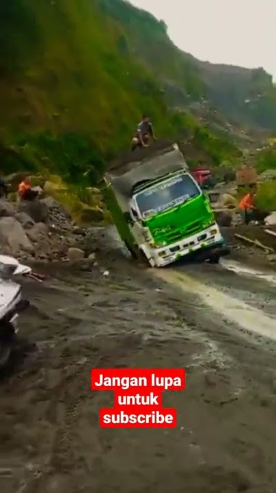 #storywa detik-detik truk Hino Dutro muatan pasir overload, terguling😱 #viralshorts