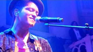Video thumbnail of "Bruno Mars - Nothing On You / Live in Amsterdam"