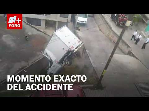 Critical Moment: Tow Truck Fails and Pickup Truck Crashes Into a House in Naucalpan