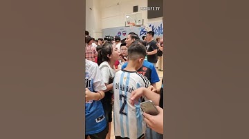 Fan vây kín Phú Vinh, Kim Bản, Kentrell Barkley sau chiến thắng của Saigon Heat #basketball #vba