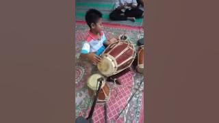 Anak kecil Mahir bermain kendang Jaipong