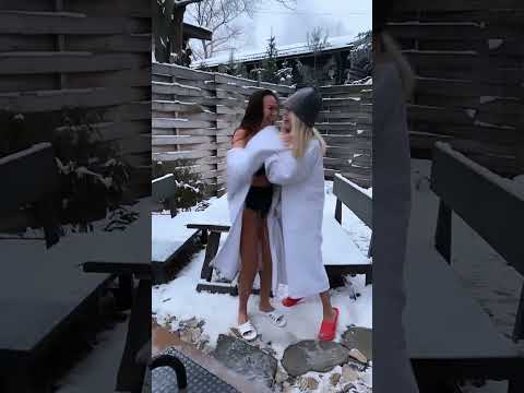 Инна Жиркова засунула снежок в трусы Марии Погребняк