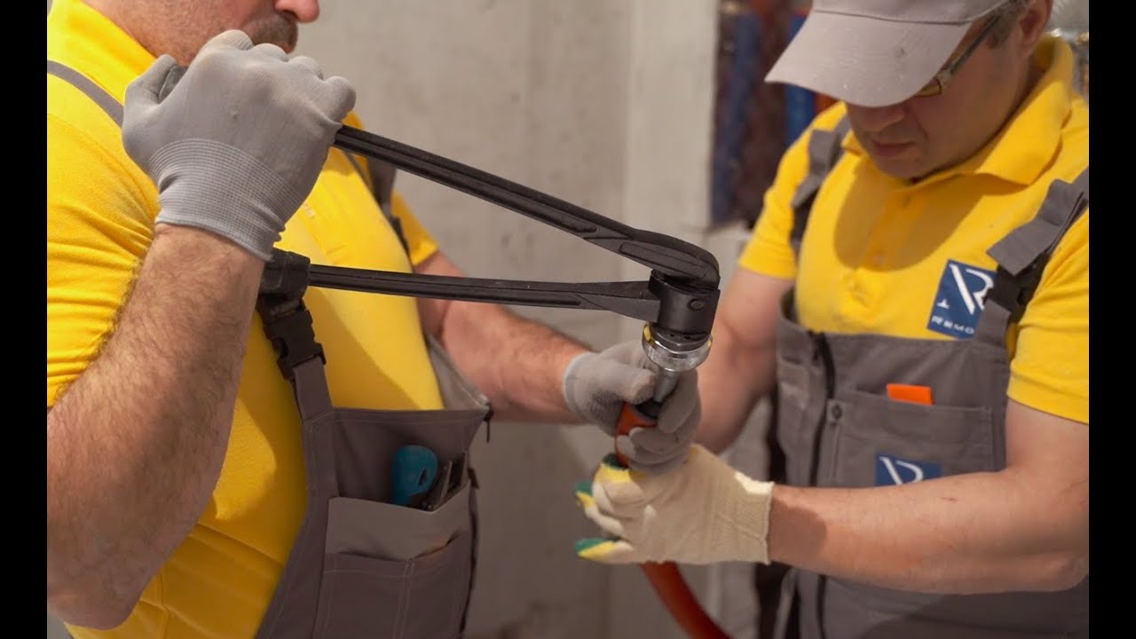 Монтаж сантехники в ЖК \"Кварталы 38А\" - YouTube