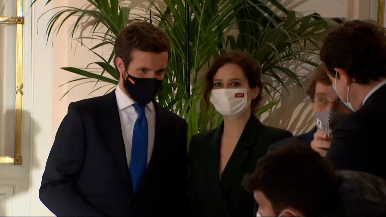 Rajoy logra la 'foto' de Casado y Ayuso, que charlan brevemente - YouTube